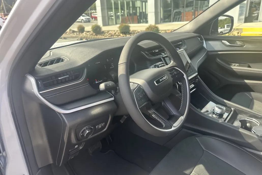 2025 Jeep Grand Cherokee Altitude photo 1