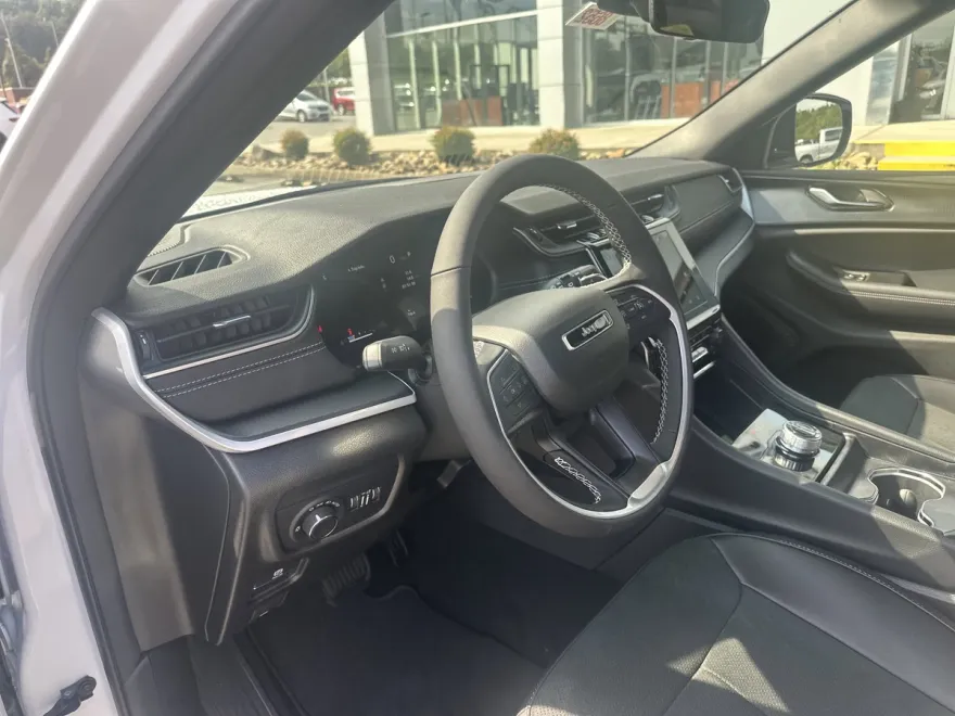 2025 Jeep Grand Cherokee Altitude photo 1