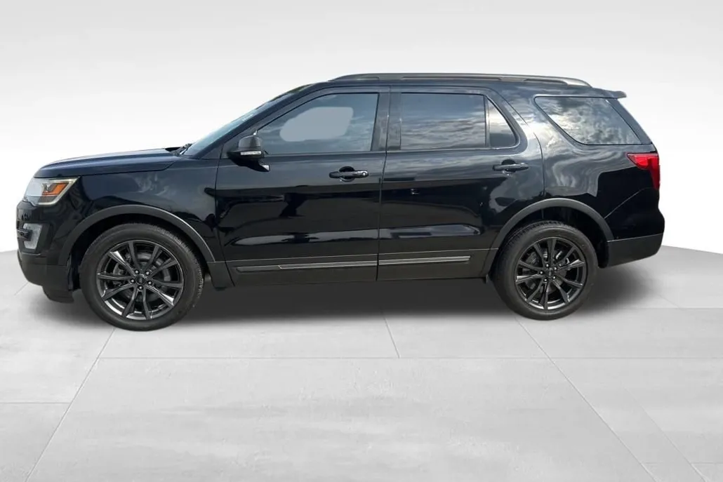 2017 Ford Explorer XLT photo 1
