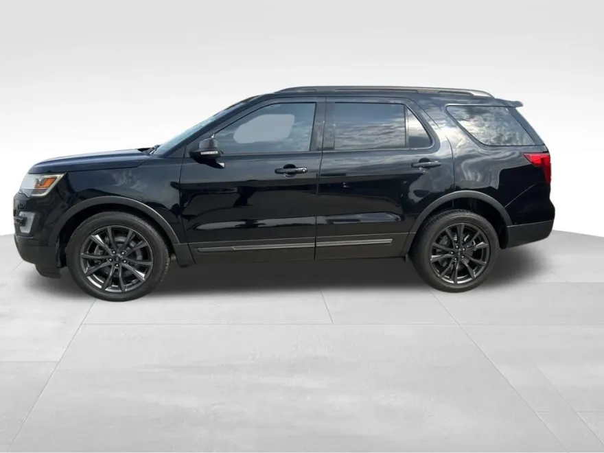 2017 Ford Explorer XLT photo 1