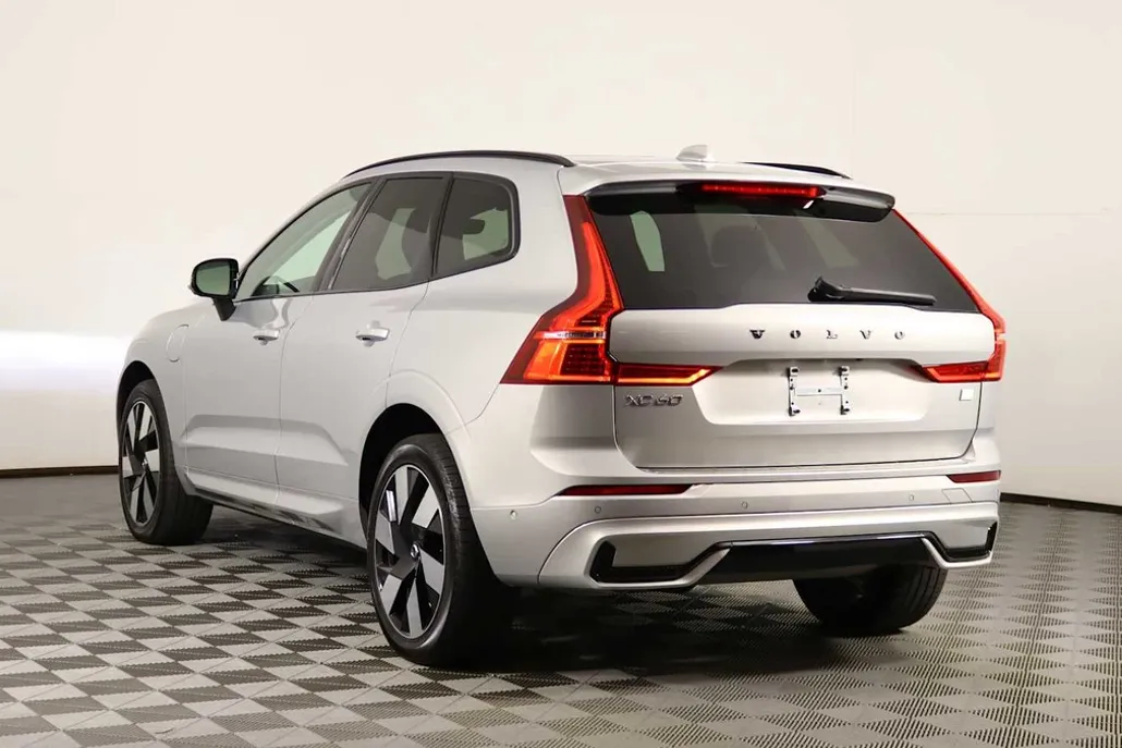 2024 Volvo XC60 Hybrid T8 Plus photo 1