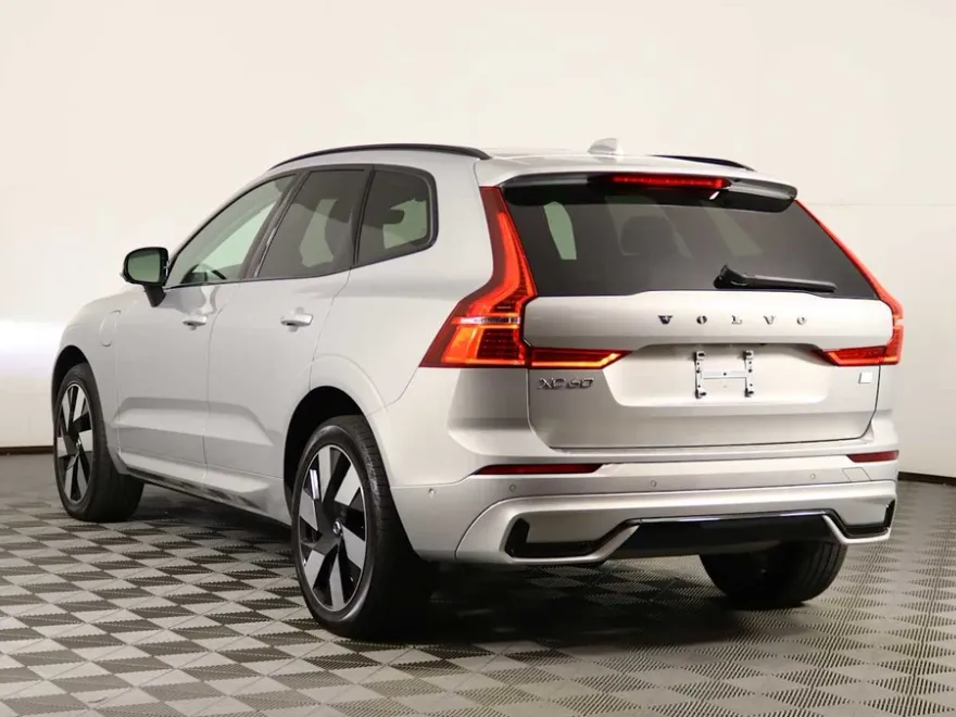 2024 Volvo XC60 Hybrid T8 Plus photo 1