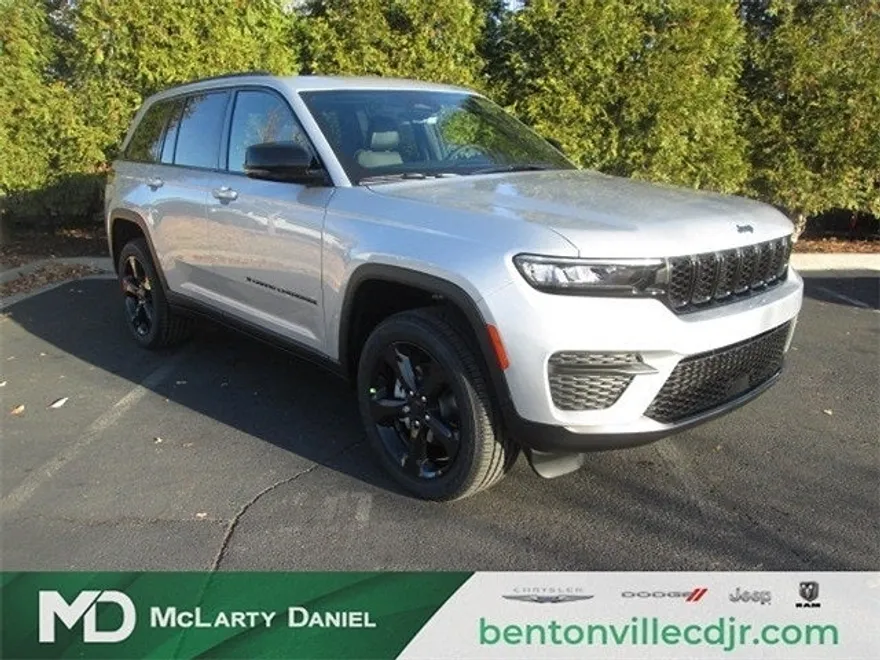 2025 Jeep Grand Cherokee Altitude photo 1