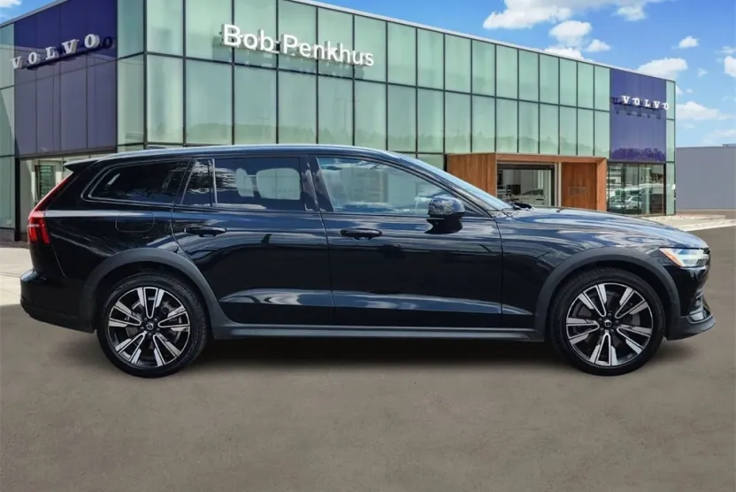 2022 Volvo V60 Cross Country T5 photo 1