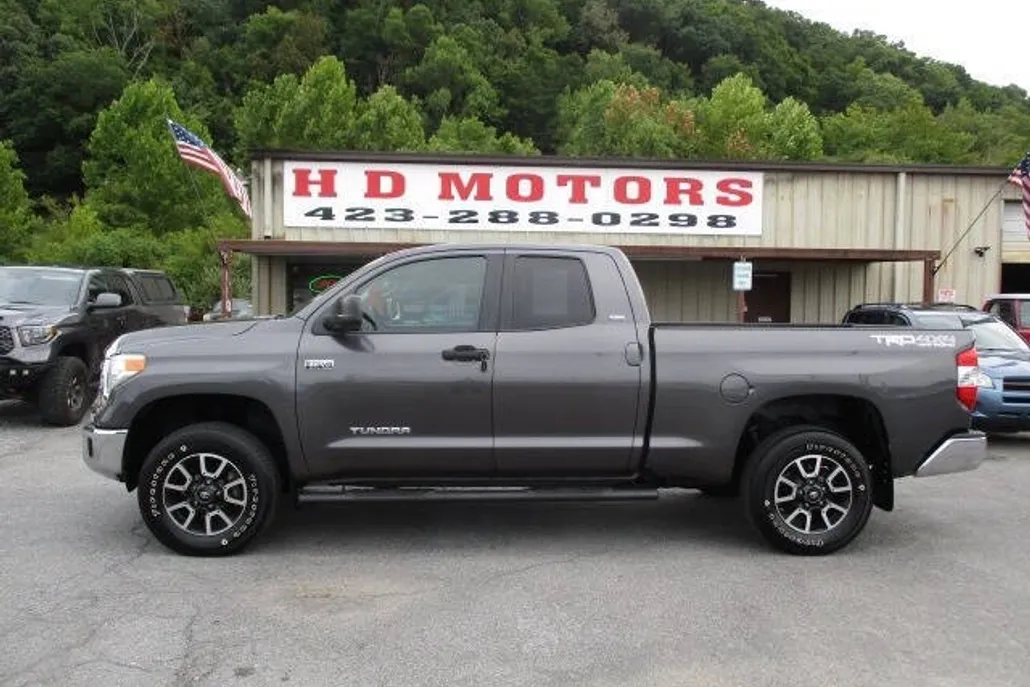 2017 Toyota Tundra SR5 photo 1