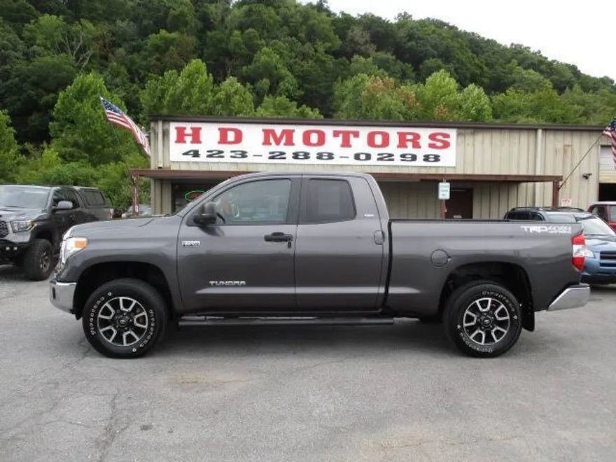 2017 Toyota Tundra SR5 photo 1