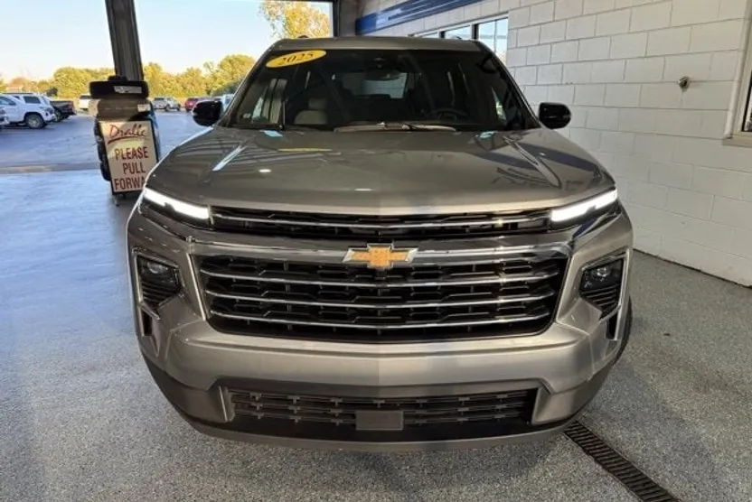2025 Chevrolet Traverse photo 1