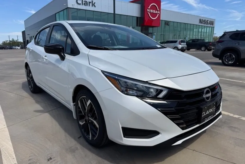 2025 Nissan Versa 1.6 SR photo 1