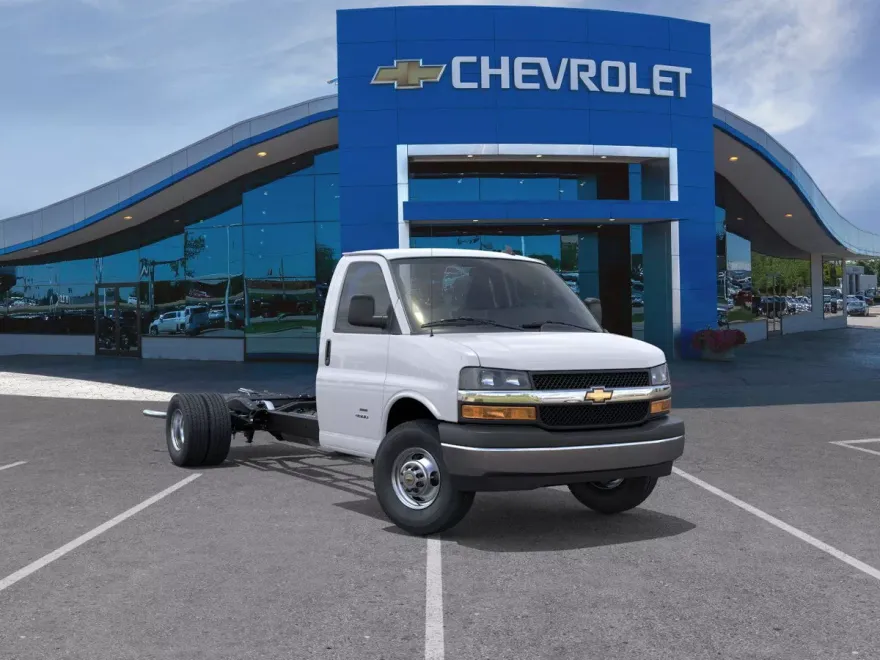 2025 Chevrolet Express Cutaway Van photo 1