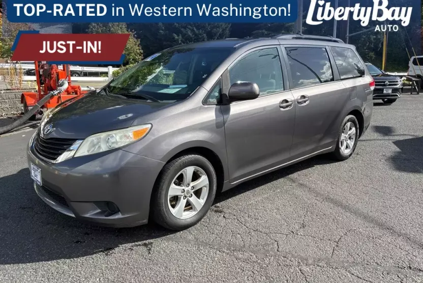 2014 Toyota Sienna LE photo 1