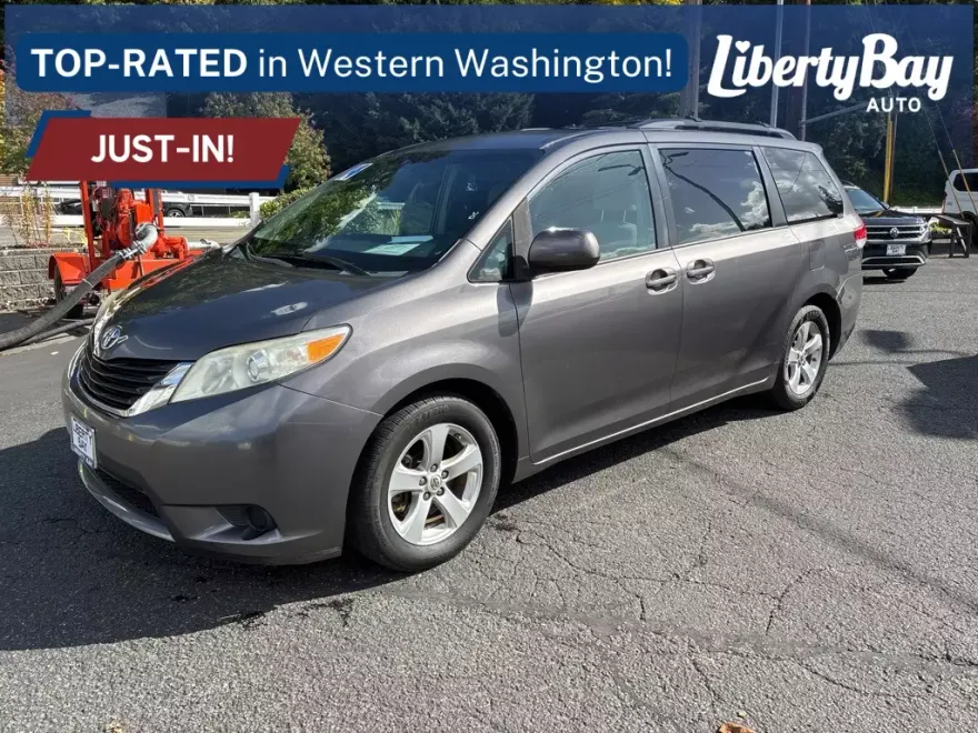 2014 Toyota Sienna LE photo 1