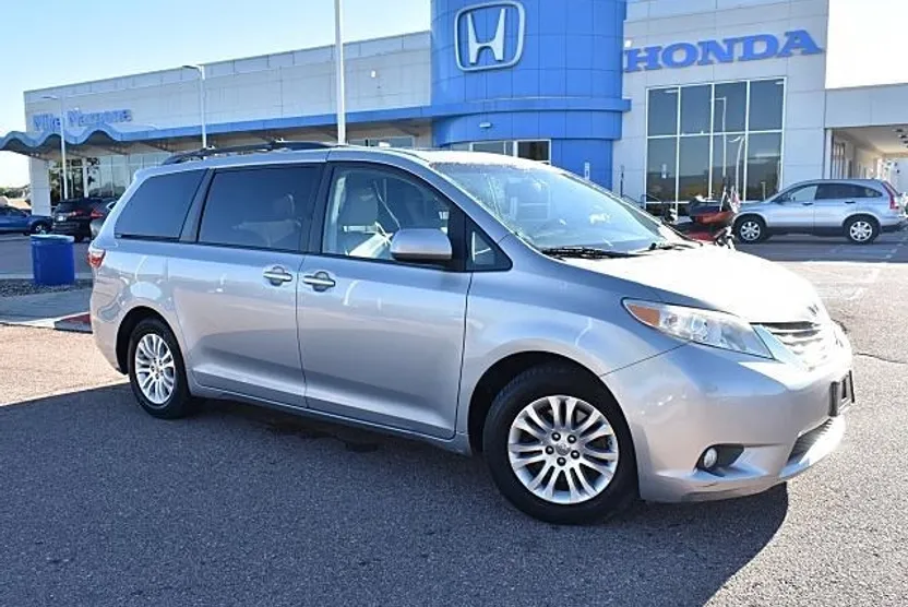 2015 Toyota Sienna Limited Premium photo 1