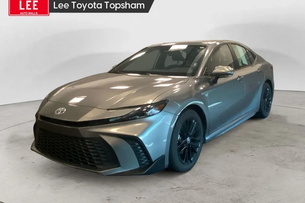 2025 Toyota Camry SE photo 1