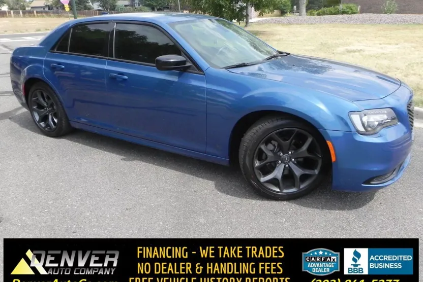 2021 Chrysler 300 Touring photo 1