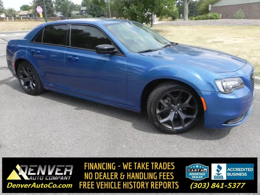 2021 Chrysler 300 Touring photo 1