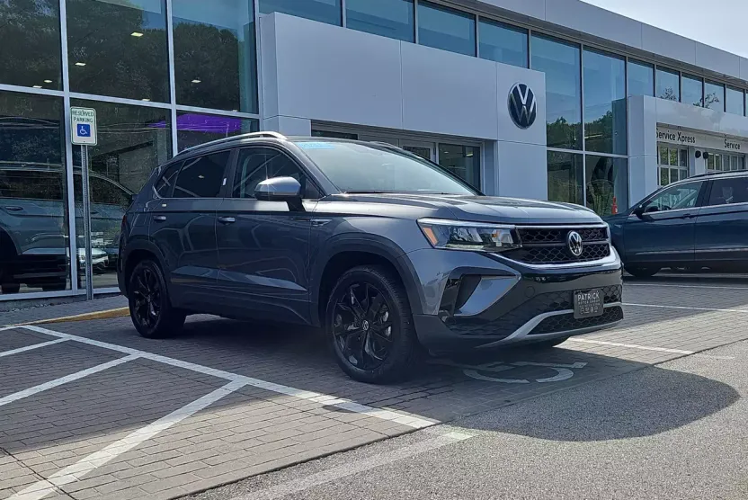 2023 Volkswagen Taos SE photo 1