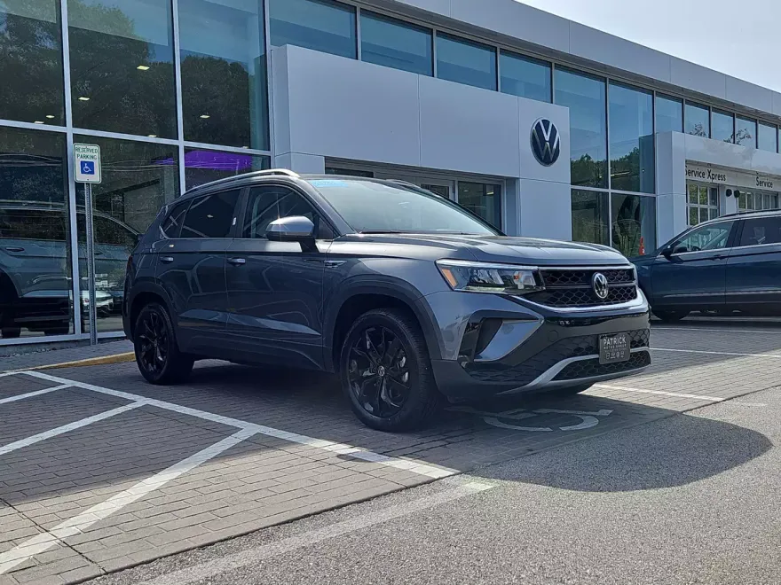 2023 Volkswagen Taos SE photo 1