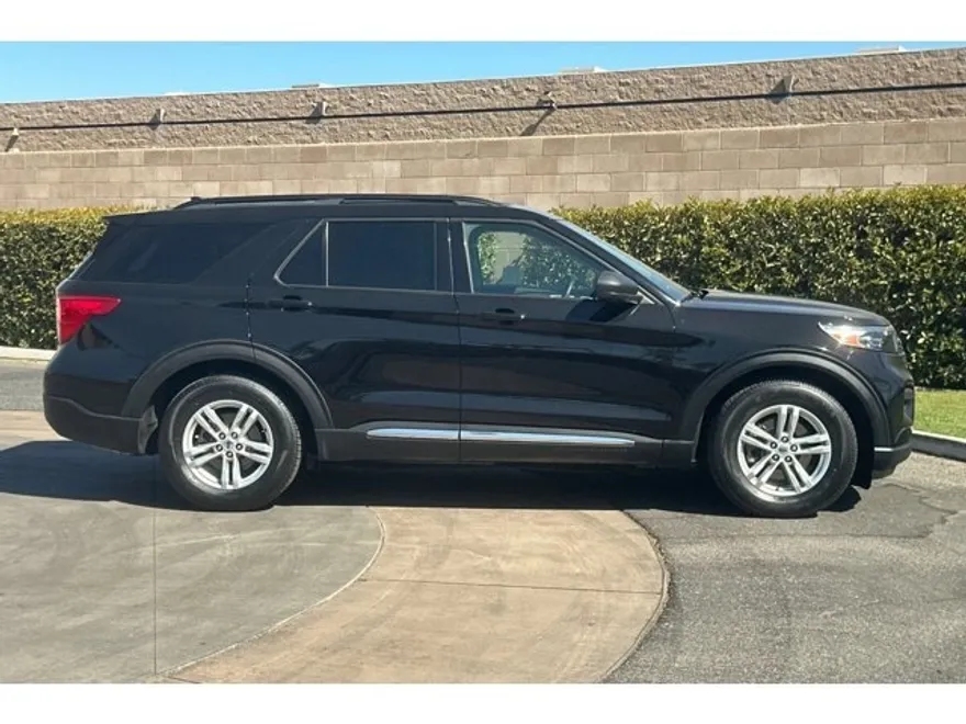 2020 Ford Explorer XLT photo 1