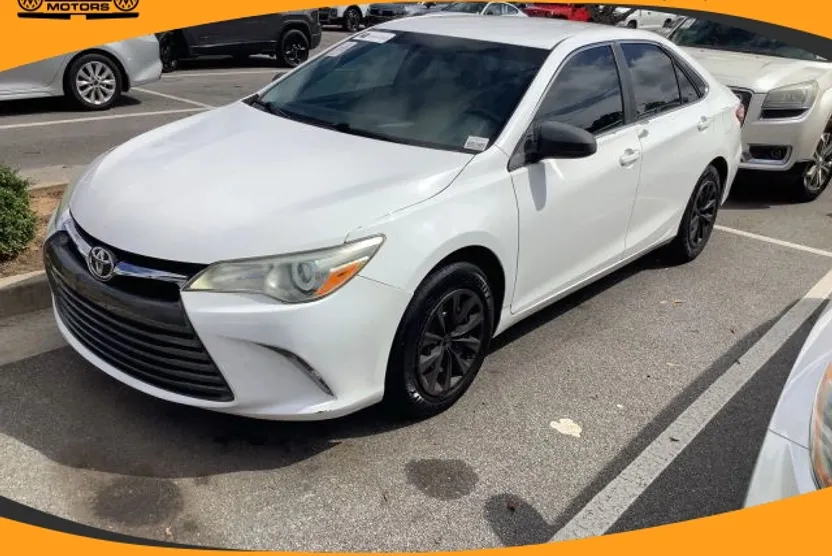 2015 Toyota Camry LE photo 1