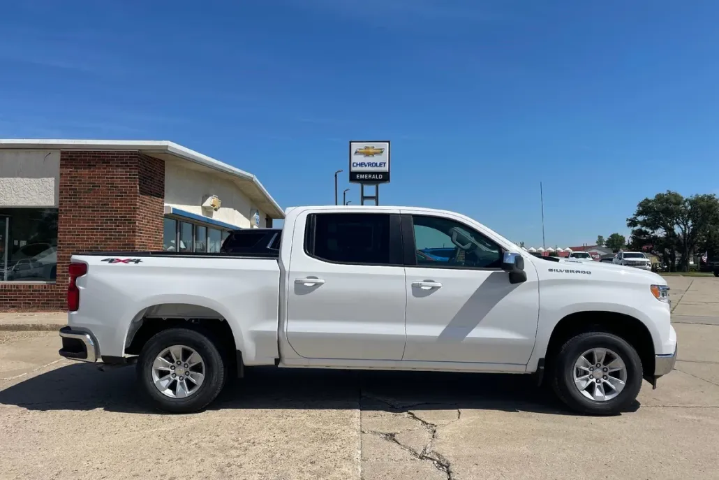2025 Chevrolet Silverado 1500 LT photo 1