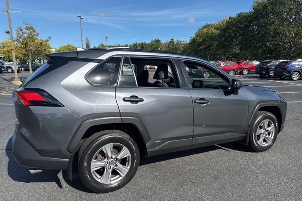 2022 Toyota RAV4 Hybrid LE photo 1