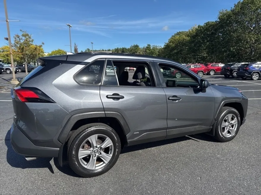 2022 Toyota RAV4 Hybrid LE photo 1