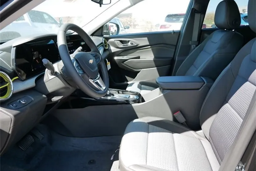 2025 Chevrolet Trax LT photo 1