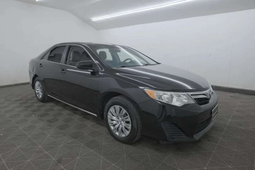 2013 Toyota Camry LE photo 1