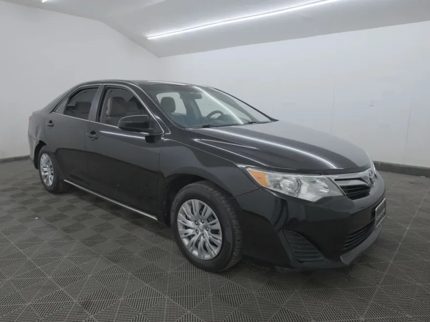 2013 Toyota Camry LE photo 1
