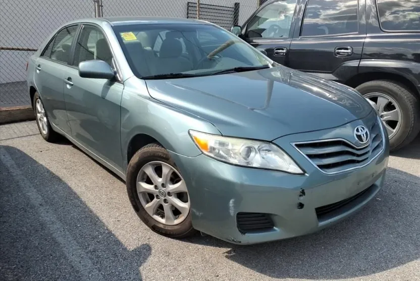 2011 Toyota Camry LE photo 1