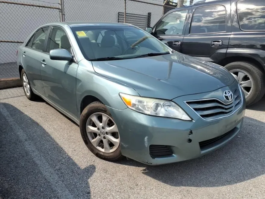 2011 Toyota Camry LE photo 1