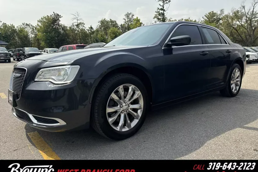 2018 Chrysler 300 Touring photo 1