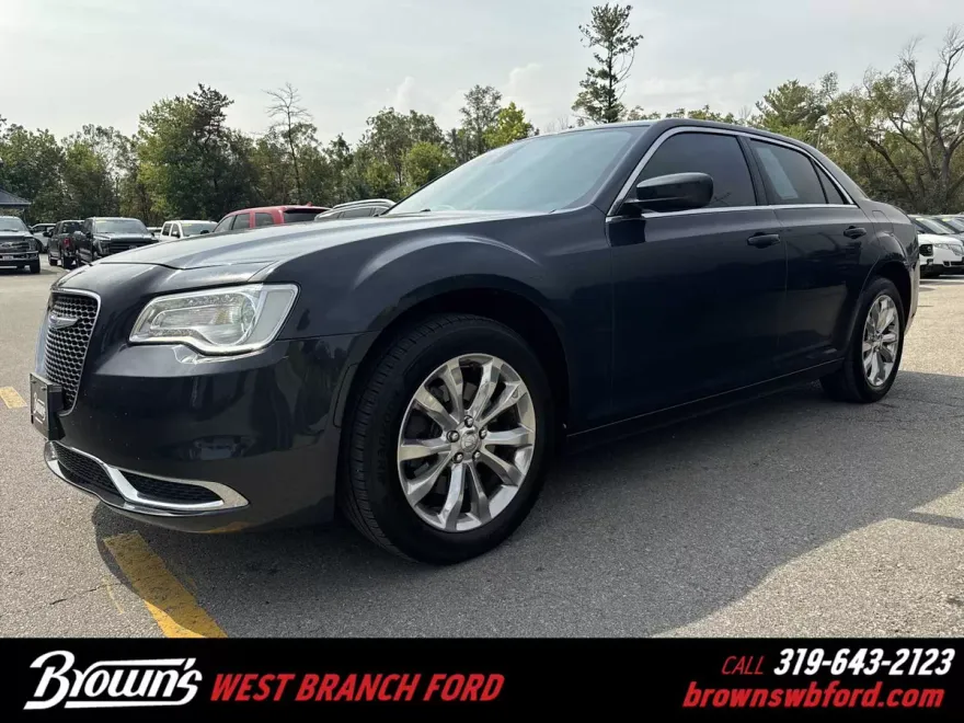 2018 Chrysler 300 Touring photo 1