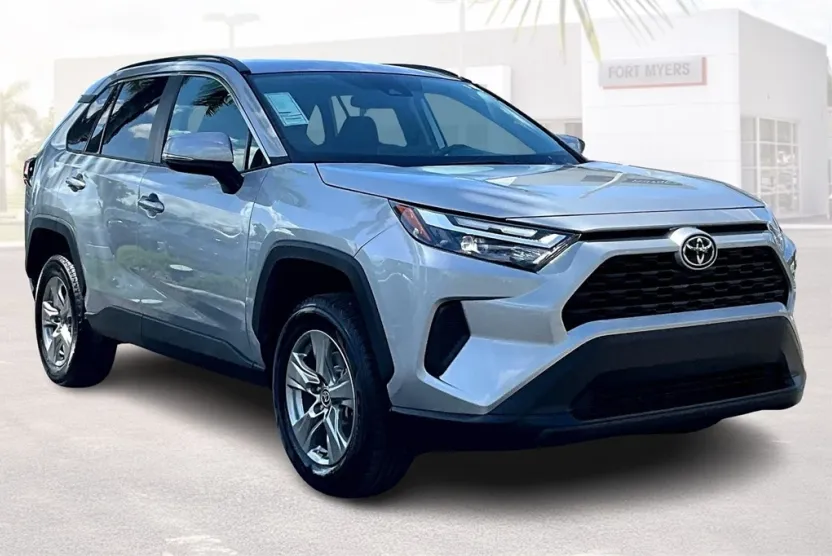 2024 Toyota RAV4 XLE photo 1