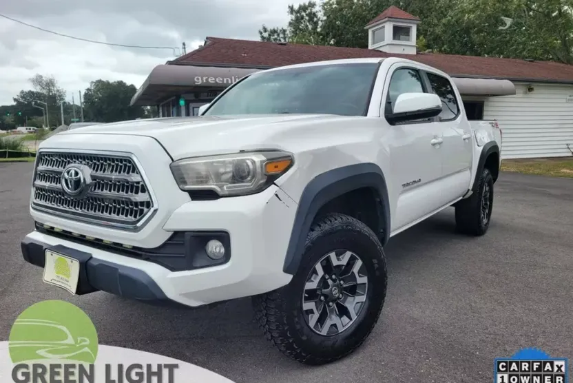 2017 Toyota Tacoma Double Cab TRD Off-Road photo 1