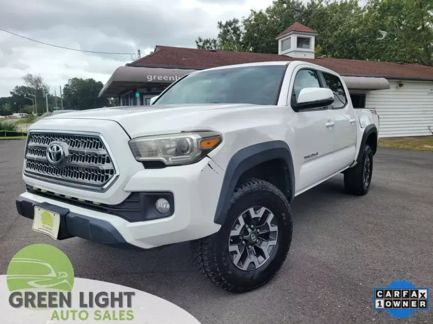 2017 Toyota Tacoma Double Cab TRD Off-Road photo 1