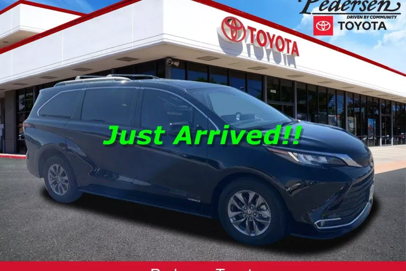 2021 Toyota Sienna XLE photo 1