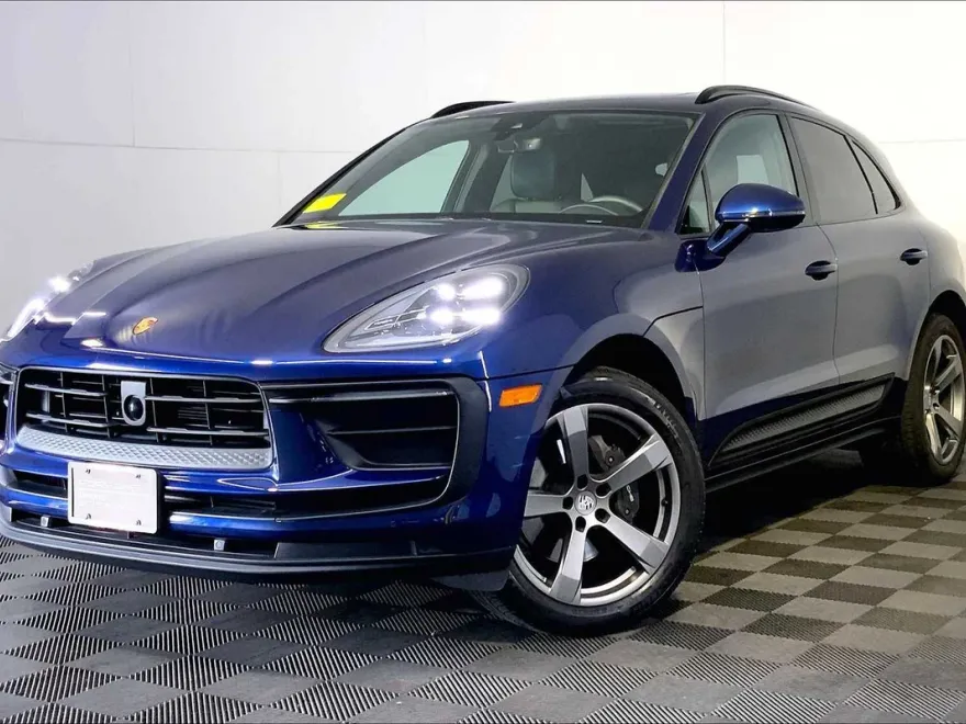 2023 Porsche Macan T photo 1