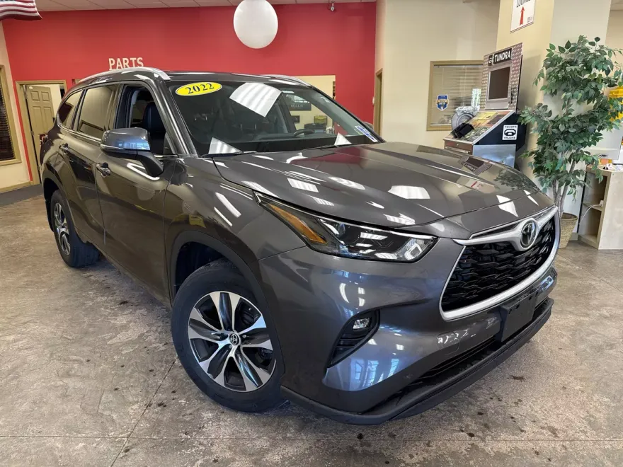 2022 Toyota Highlander XLE photo 1