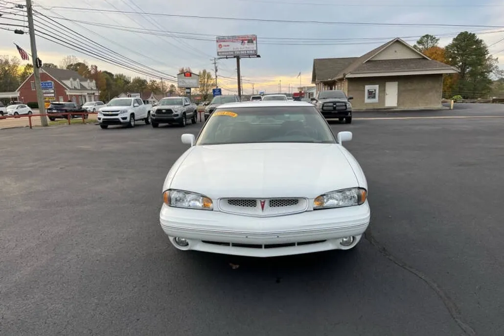 1999 Pontiac Bonneville SE photo 1
