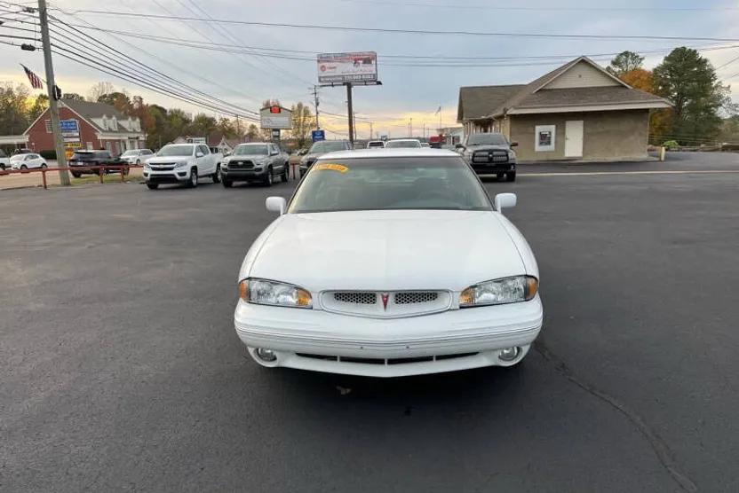 1999 Pontiac Bonneville SE photo 1