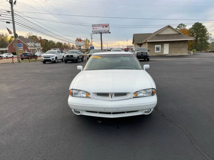 1999 Pontiac Bonneville SE photo 1