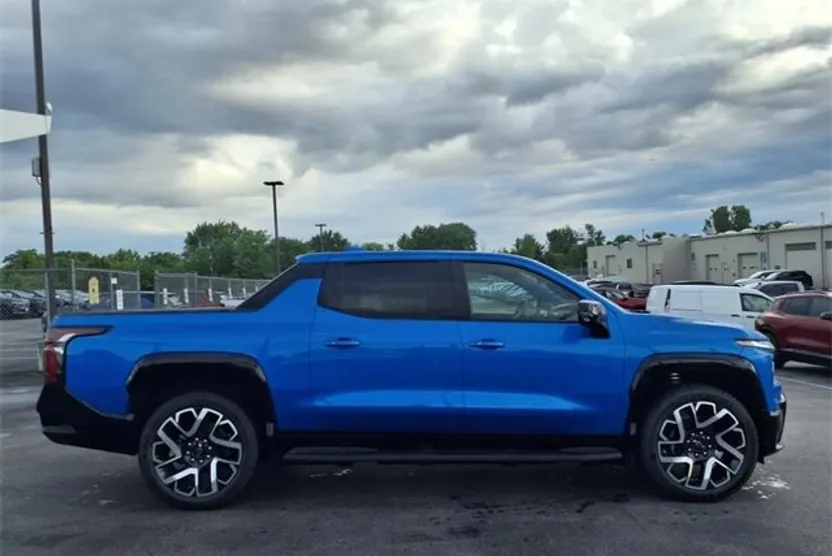 2025 Chevrolet Silverado EV RST photo 1