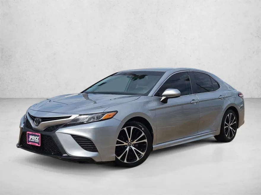 2020 Toyota Camry SE photo 1