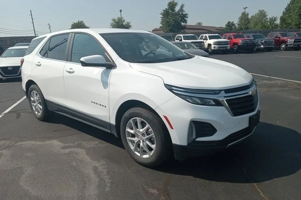 2024 Chevrolet Equinox LT photo 1