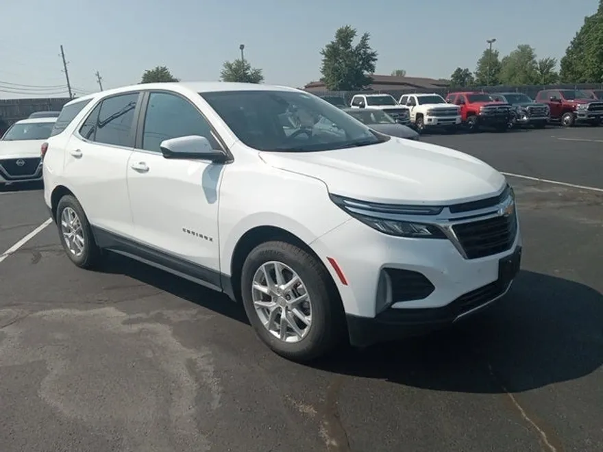 2024 Chevrolet Equinox LT photo 1