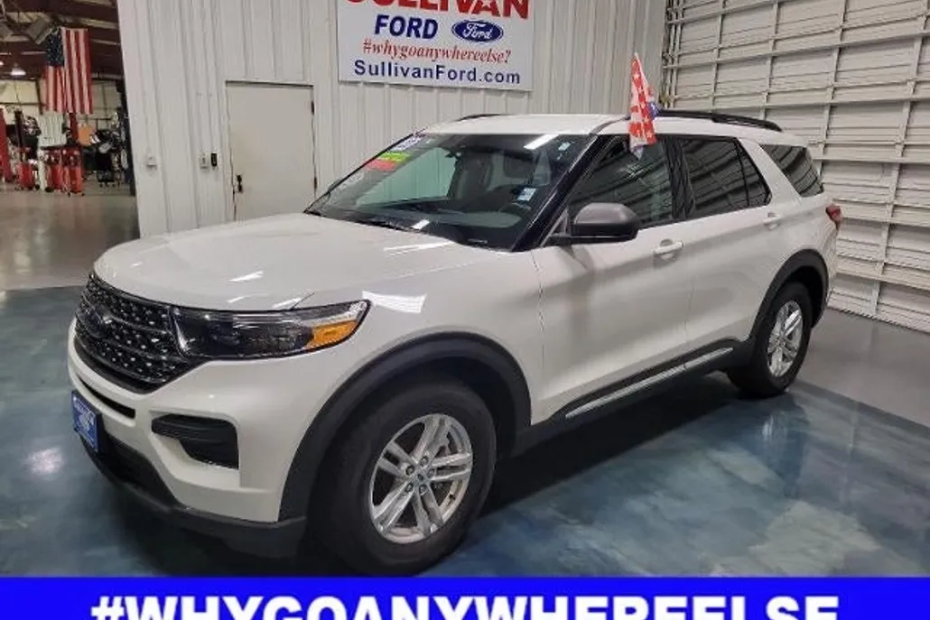 2023 Ford Explorer XLT photo 1