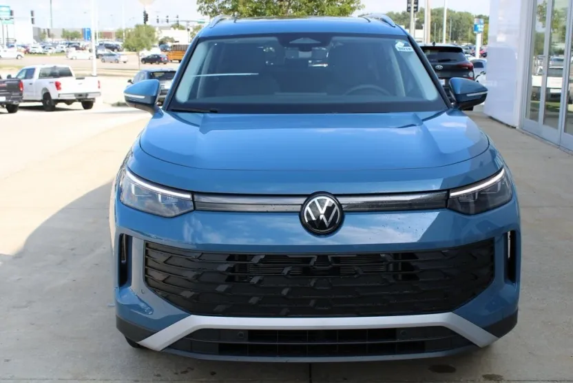 2025 Volkswagen Tiguan SE photo 1