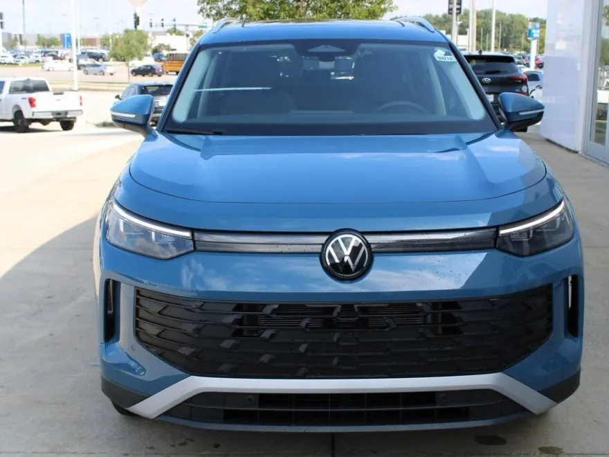 2025 Volkswagen Tiguan SE photo 1