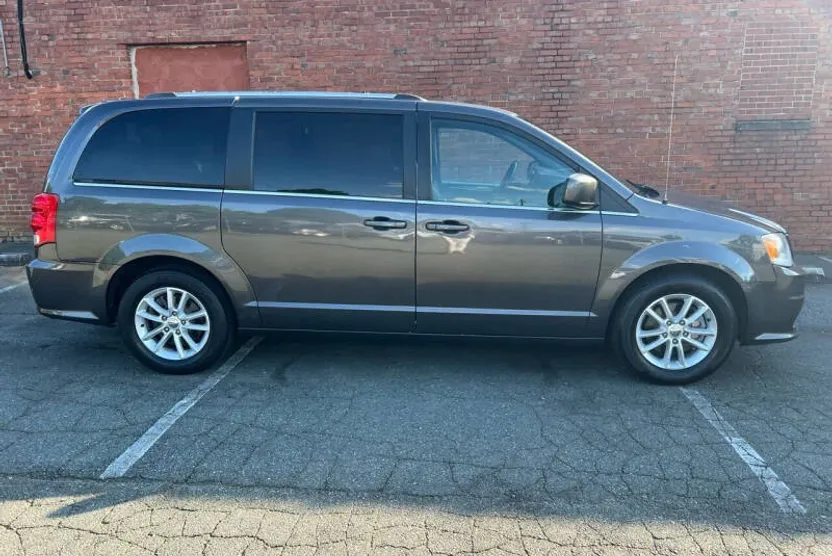 2019 Dodge Grand Caravan SXT photo 1
